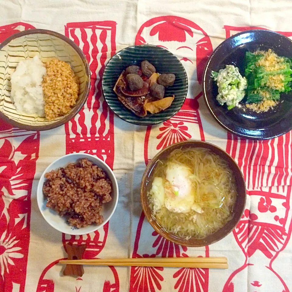 朝ごはん。納豆とだいこんおろし、スルメと玉こんにゃくの煮物、長いもとクレソンのポテトサラダ、ほうれん草のおひたし、キャベツと卵のお味噌汁、雑穀ごはん。|yukko7740さん