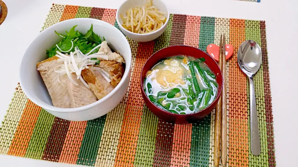 今日の昼食 チャーシュー丼、もやしのごまあえ、にらと卵の味噌汁|pinknari🐰🌈さん