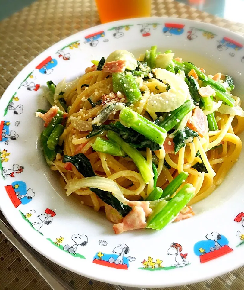 チョット遅めのランチ🍴ほうれん草、玉ねぎ、ベーコンをクリームベースで🍝|もかもいさん