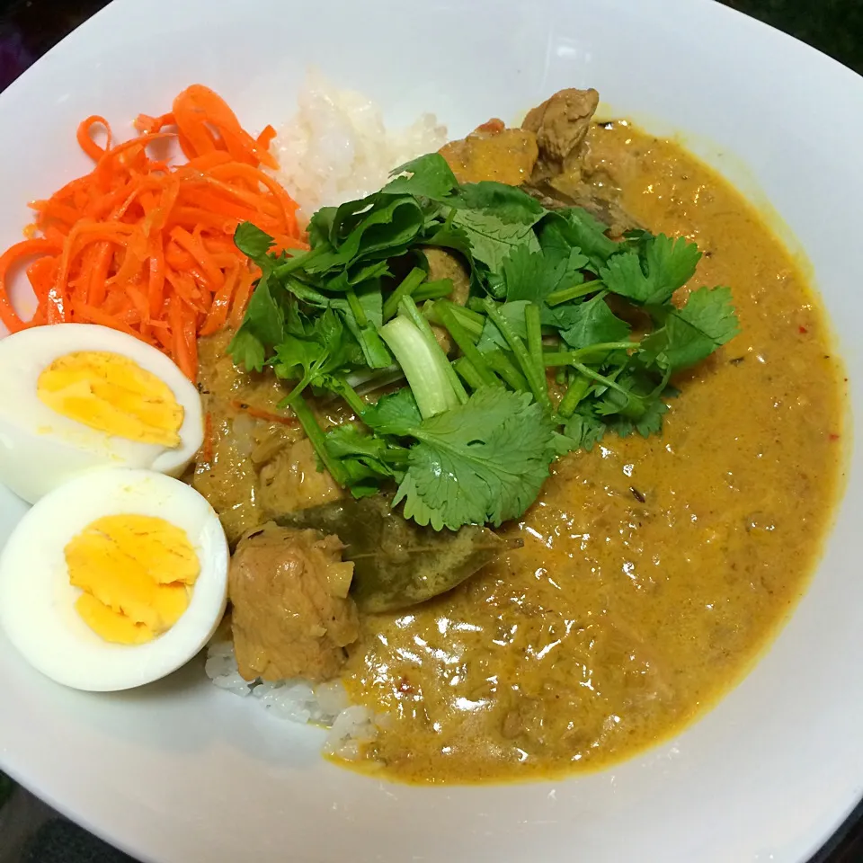 チキンカレーパクチー乗せゆで卵と人参ラペ添え|Snack PIYOさん