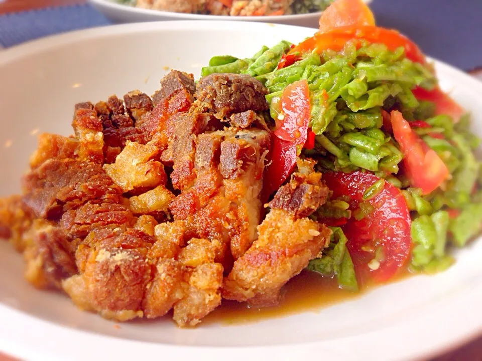 ตำถั่วหมูกรอบ  Spicy veggie with crispy pork|Yui Phiphitphakdiさん