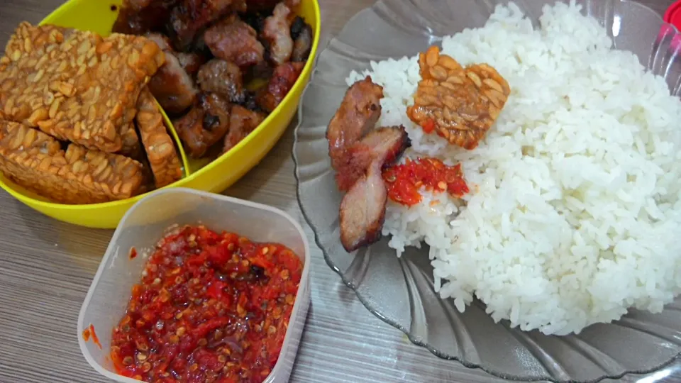 tempe goreng + jasio babi + sambal bawang 🐷🍴|elissa dewi suciptoさん