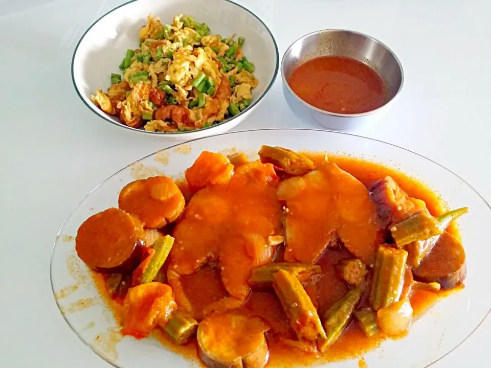 Tonight Dinner: Assam Fish & Omelette 😉😘
First time cooking Assam Fish - 👄👌👍
Brinjal, Tomatoes,  Lady's Fingers|🌷lynnlicious🌷さん