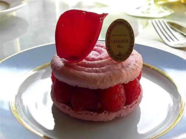 Strawberry mousse boysenberry eclair tart|Andrew Martiniさん