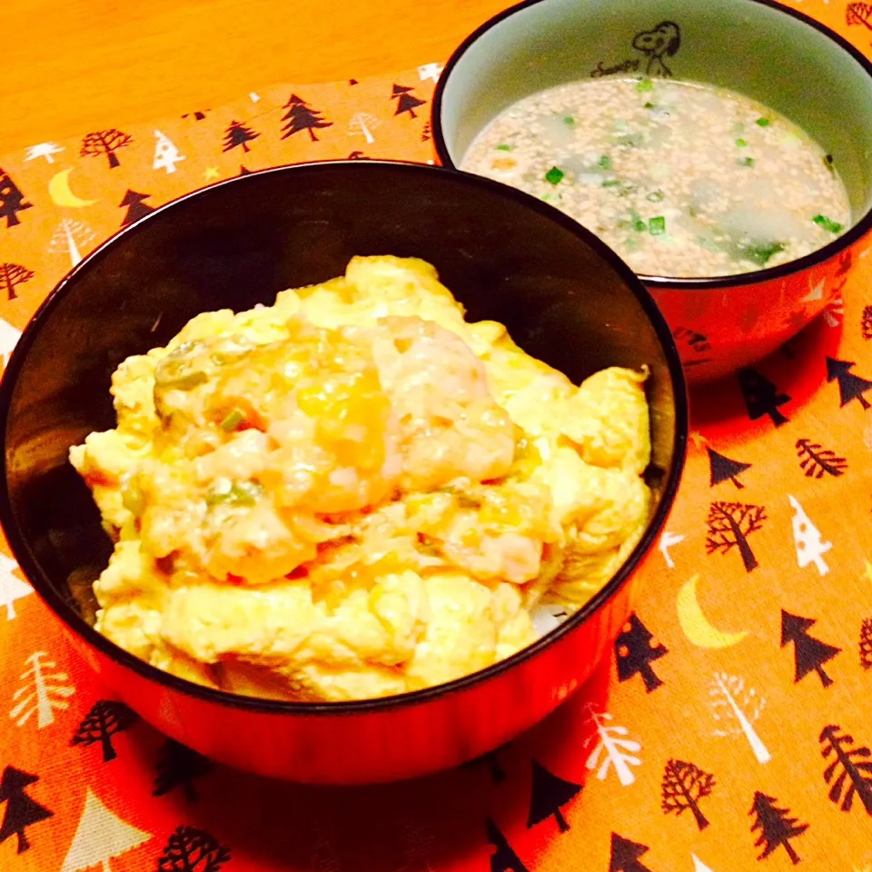 エビマヨオムレツ丼、わかめとゴマスープ|あすかさん