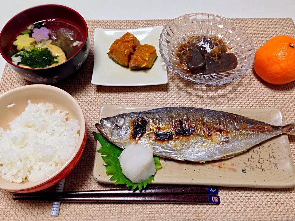 鯵の塩焼き かぼちゃの甘煮 蒟蒻おかか和え お吸い物 みかん|にゃろめさん