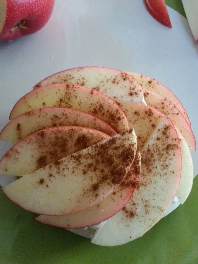 pre baked bialy with vegan cream chz honey crisp Apple and cinnamon.|Polly Gelfusoさん