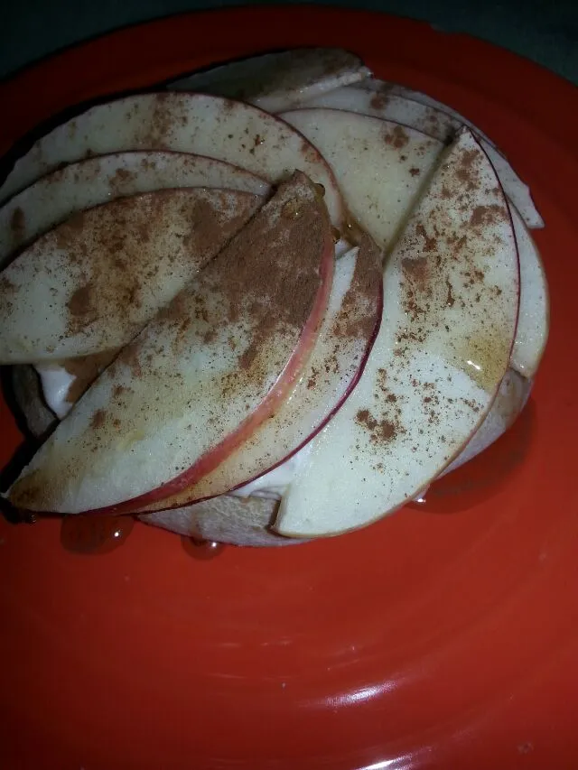 post baked bialy with honey crisp Apple's,  cinnamon, vegan cream chz,  And a drizzle of maple syrup.|Polly Gelfusoさん