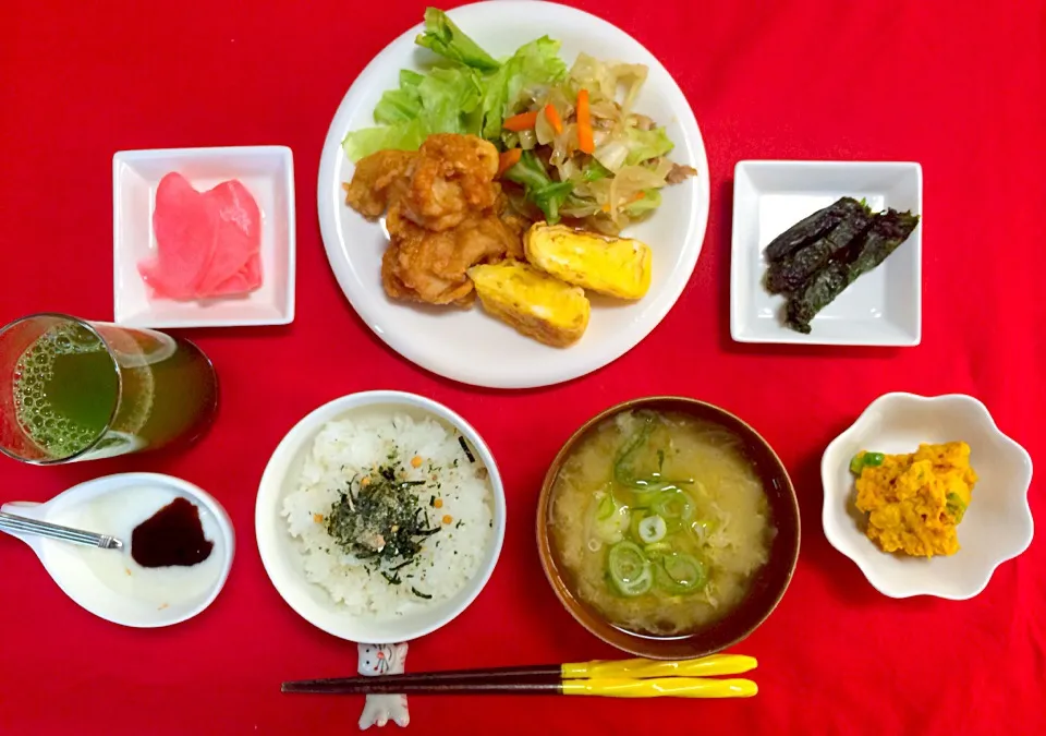 朝ごはんは勝負飯^o^はみちゃん定食❗️ザンギ、厚焼卵、野菜炒め盛合せ、大根紅生姜漬け、しそ巻き、かぼちゃサラダ、プルーンジャムヨーグルト、青汁^_−☆今日も満腹満足100%（笑）ありがたいことですね(*^_^*)ご馳走様でした😄パワフルはみちゃんスタートしてます^_−☆|はみちゃんさん