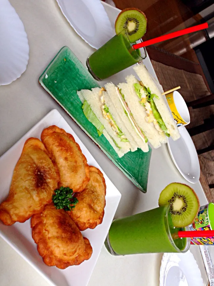 Snapdishの料理写真:Green smoothie sandwich & panada ☆♪|viviさん