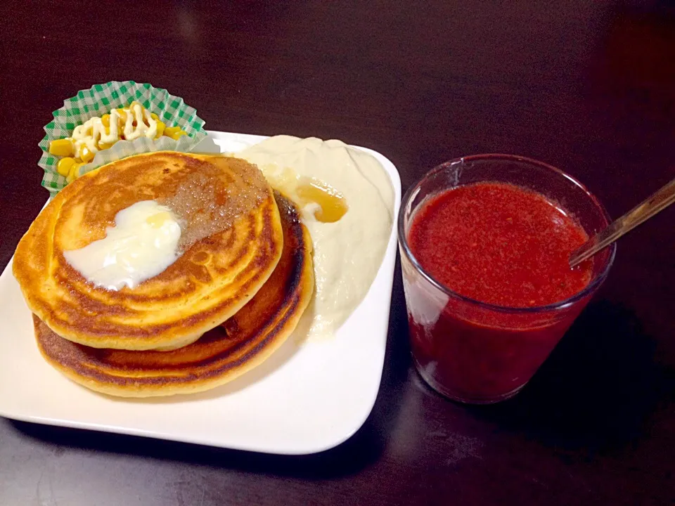 豆腐クリームパンケーキとベリーとほうれん草のスムージー|てーこさん