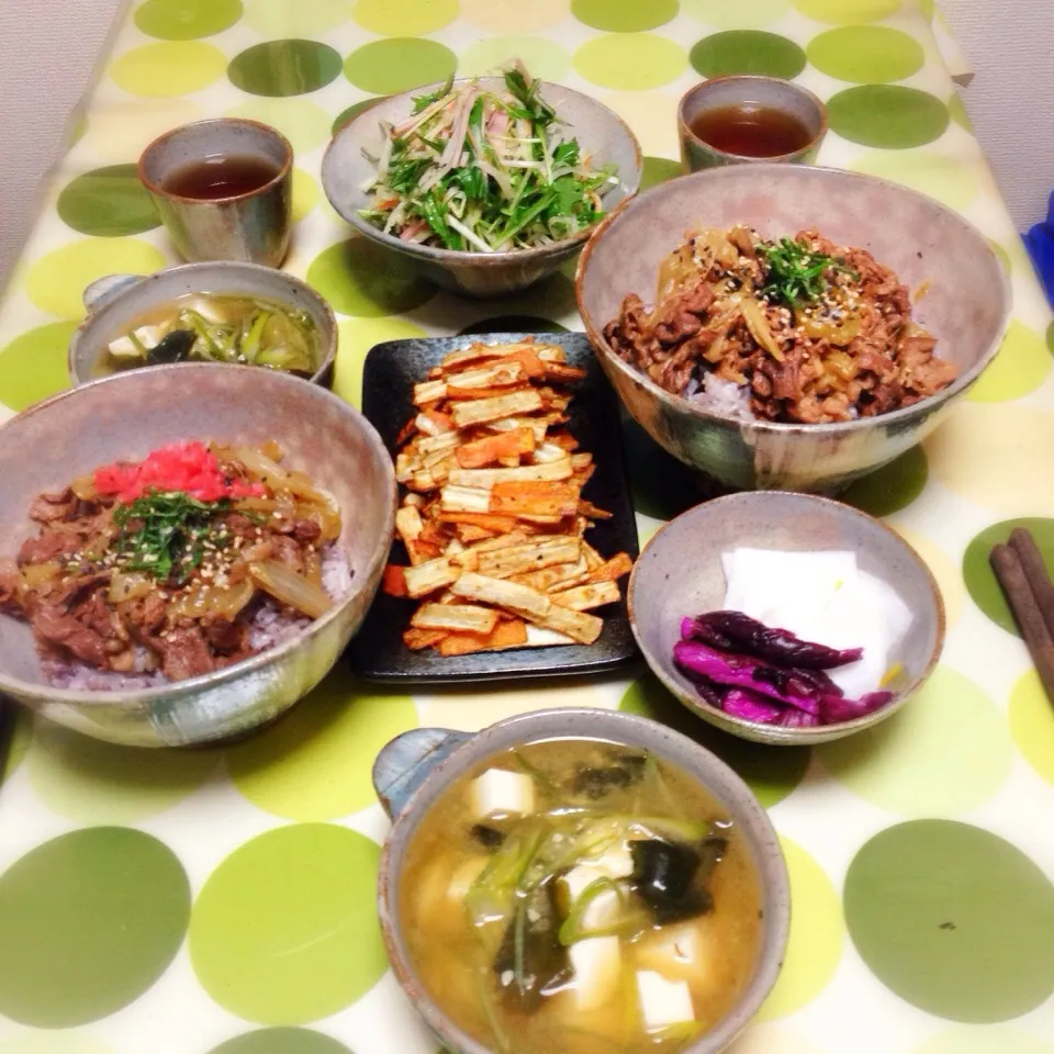 牛丼。人参と牛蒡のさくさく。手作りドレッシングで大根サラダ。漬物。豆腐ワカメ白葱の味噌汁。|うさ爺さん