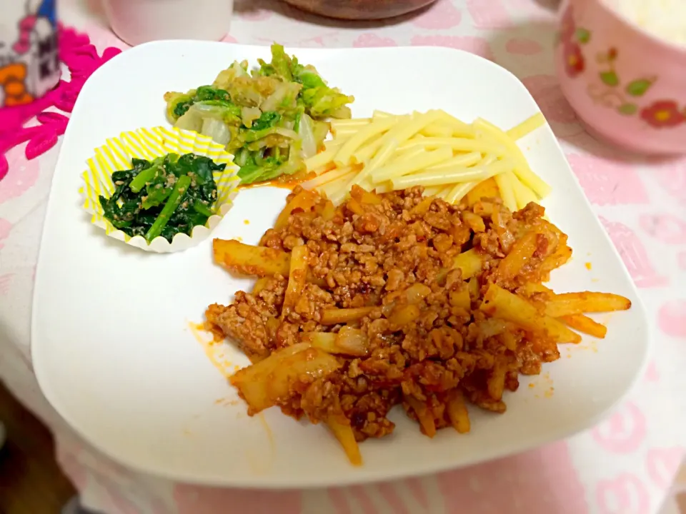 じゃがいもと挽肉のミート炒め、ほうれん草と白菜の胡麻和え、野菜スープ|makiさん