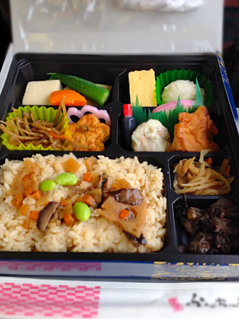 新幹線でお弁当|あくびさん