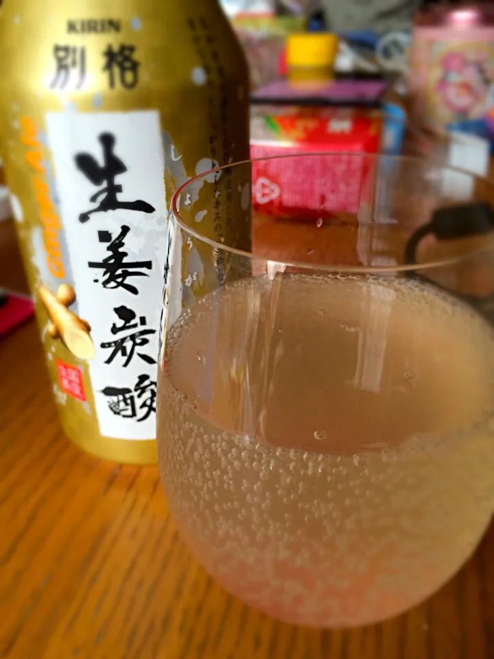 Snapdishの料理写真:KIRIN別格 生姜炭酸。生姜感が凄い。老舗の味がする。若干薬くさい気もするけどなかなかいいかも。200円。そのうち安くなるんだろうね。|土屋幸治さん