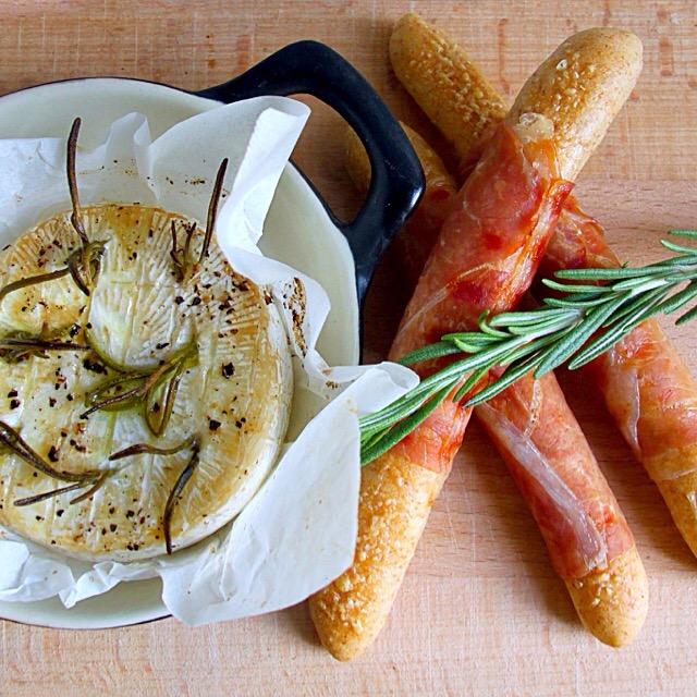 Baked Camembert With Parma Ham Breadsticks/Missty SnapDish[スナップディッシュ