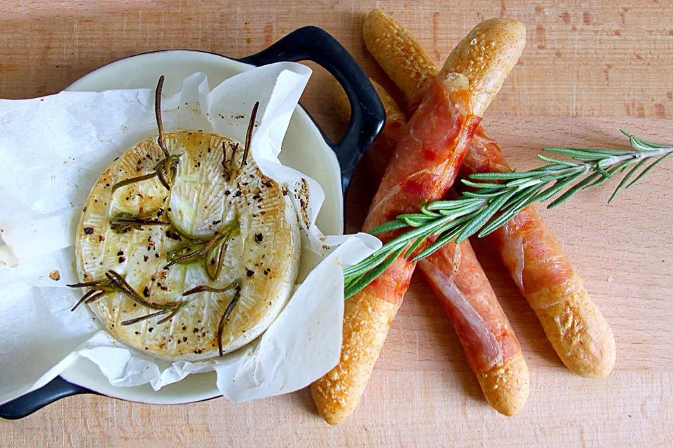 Baked Camembert With Parma Ham Breadsticks|Misstyさん