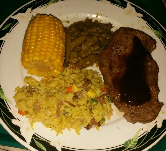 Snapdishの料理写真:Got up and made a sirloin steak green beans corn on the fried cob rice|christl babcockさん