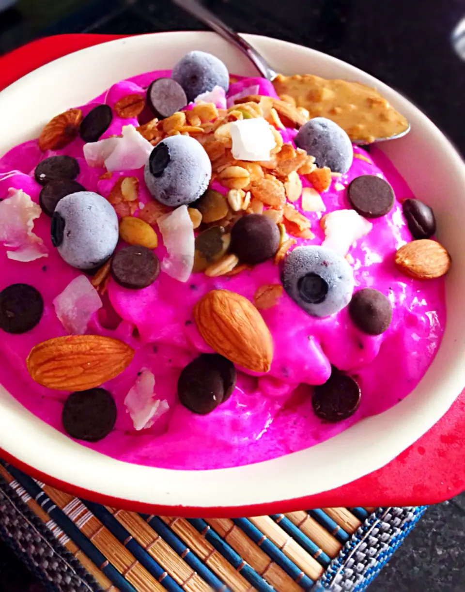 Red dragonfruit tofu smoothie bowl|coxiella24さん