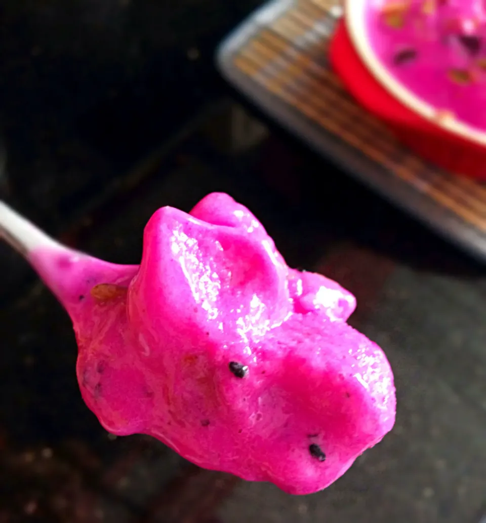 Red dragonfruit tofu smoothie bowl|coxiella24さん