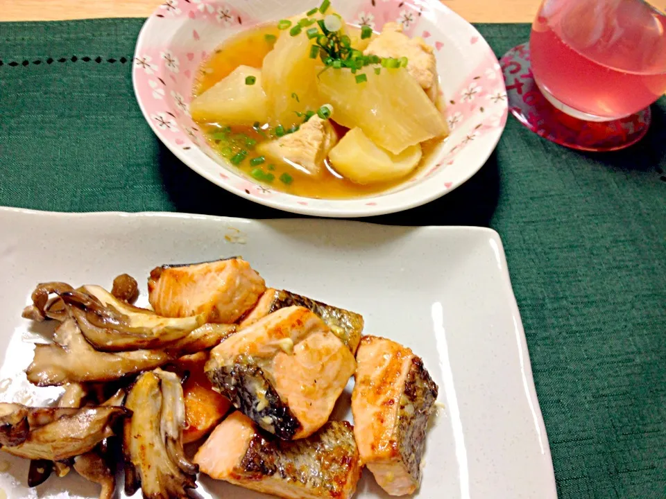 大根と鶏肉の煮物、秋鮭と舞茸のマヨ醤油焼きでもう飲んじゃいますよー😁🎵🎵|ちーねーさん