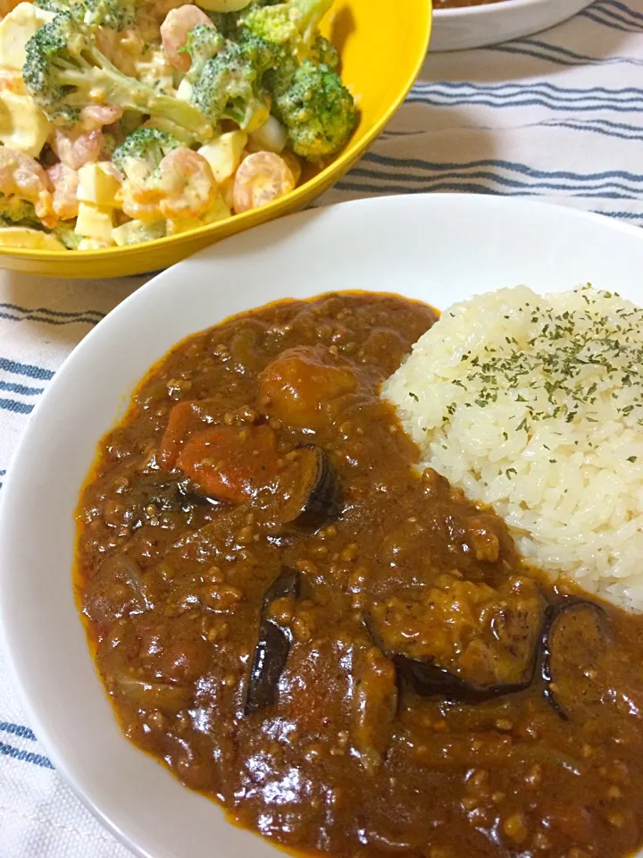 挽肉とナスのトマトカレー(バターライス)海老とブロッコリーのタマゴサラダ。|Hiropanさん