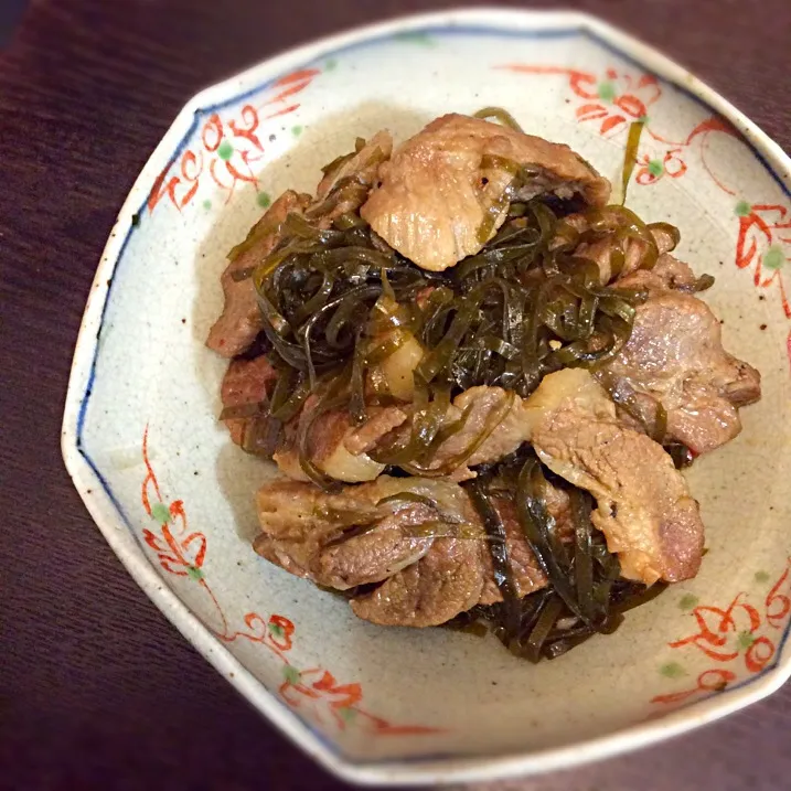 Snapdishの料理写真:すき昆布と豚肉の煮物|AOTEAROAさん