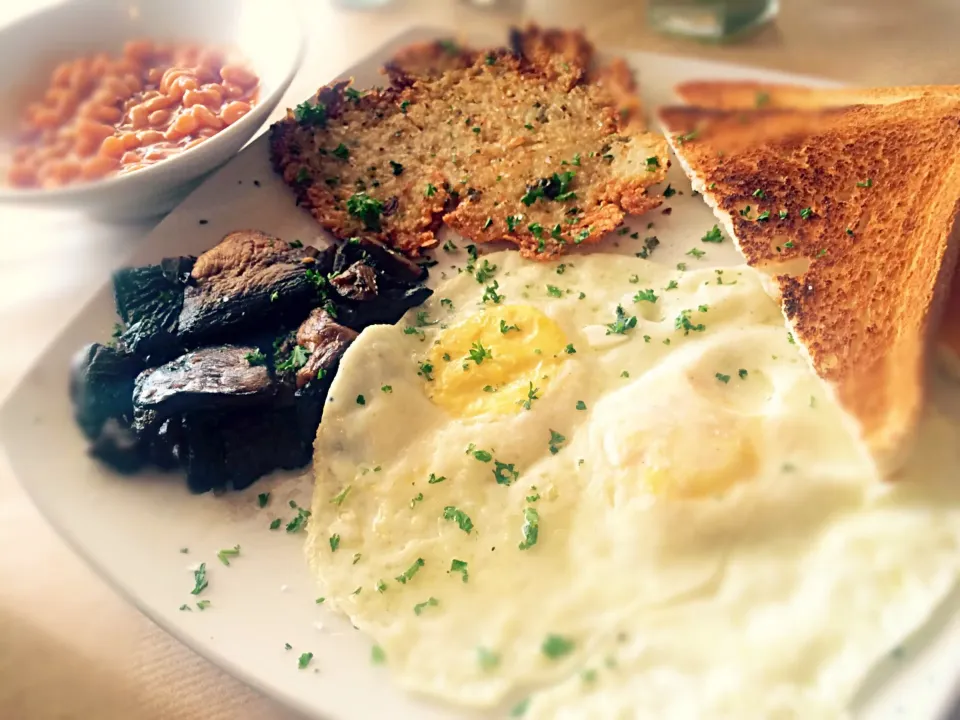 Vegetarian Breakfast : eggs, beans, mushroom and potato rosti|Sergio Lacuevaさん