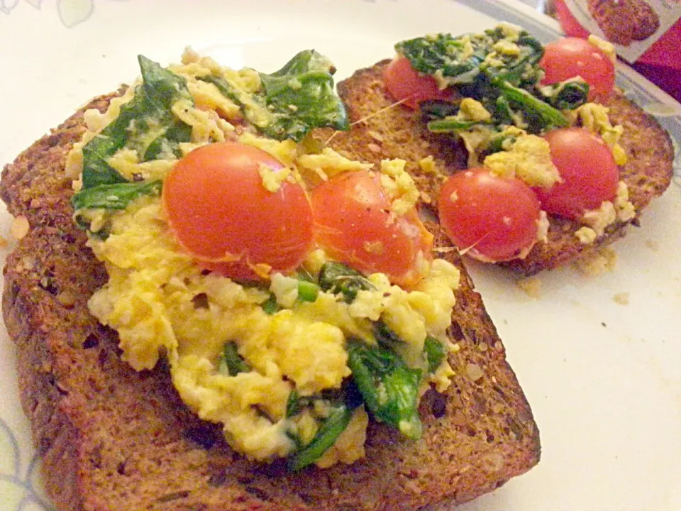 ドイツパン‡しおれたほうれん草‡モッツァレラチーズオムレツ‡チェリートマト•abend brot (german bread)‡wilted spinach‡mozzarella omelette‡cherry tomato|thepixiemixerさん