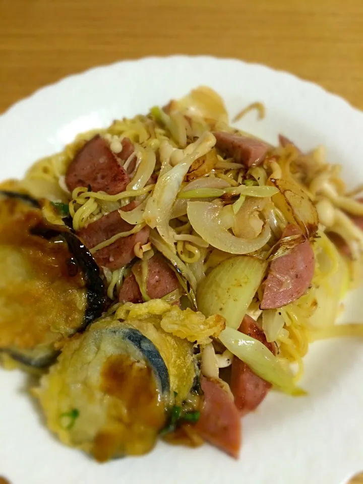 5分飯！ねぎ塩焼きそば！ナスのはさみ揚げを添えて。|さらば広島の長きまつげ(東京なう)さん