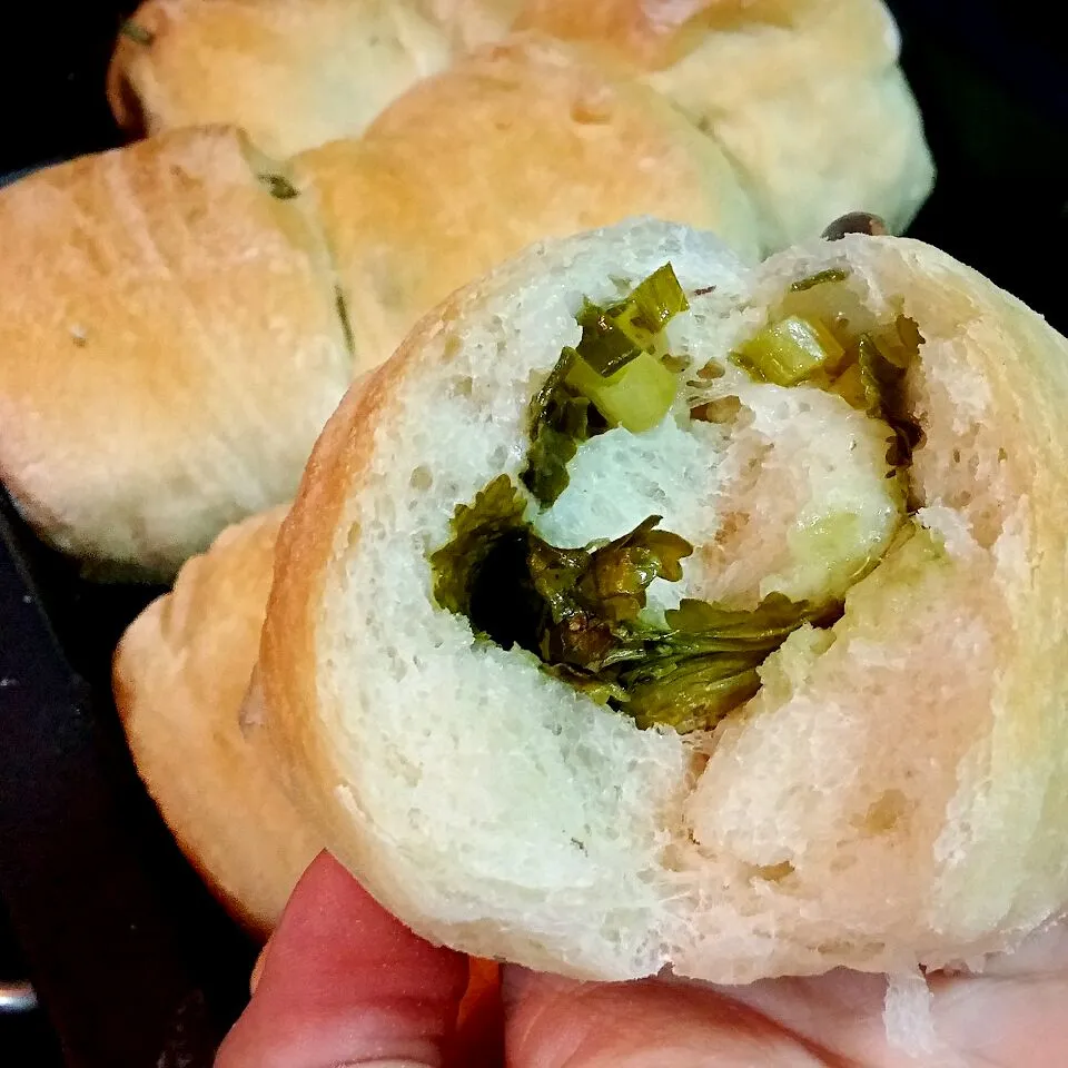 Snapdishの料理写真:olive dinner bun with parsley n spring onion|dotdotdotx2さん