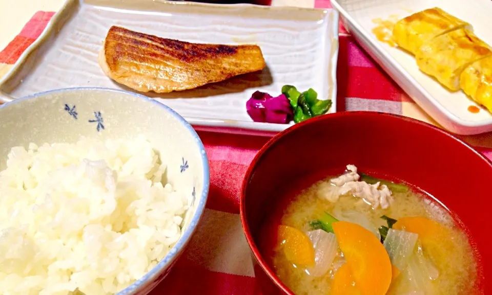 シンプルな晩ごはん☆メカジキの塩焼き(*^_^*)お醤油たらして♪玉子焼きと漬物、お味噌汁♪|ひかるんさん