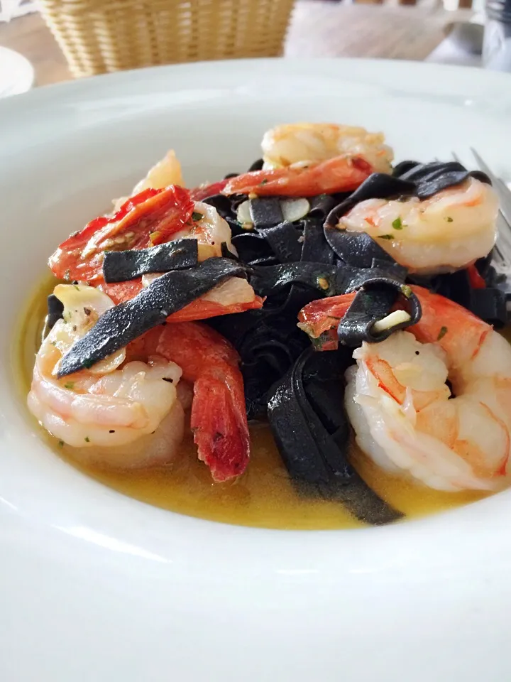 Squid ink pasta in white wine sauce with prawns|12Dragonさん