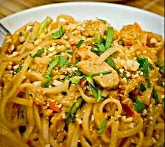 My Cousin the Chef To Be 👏 😋 😋 👏  Cooked us some Chicken Pad Thai 🍜 💚 🍜 #Noodles #chicken #Thai cuisine|Alisha GodsglamGirl Matthewsさん