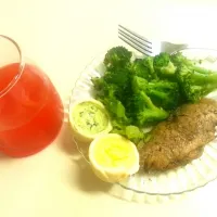 Sauteed chicken breast, steamed broccoli,  Florentine and 3 cheese mini quiche, and V8 juice.|ceciliaさん