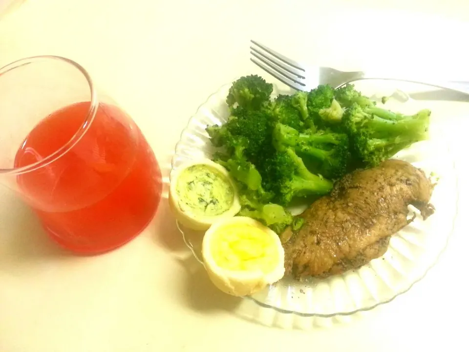 Sauteed chicken breast, steamed broccoli,  Florentine and 3 cheese mini quiche, and V8 juice.|ceciliaさん