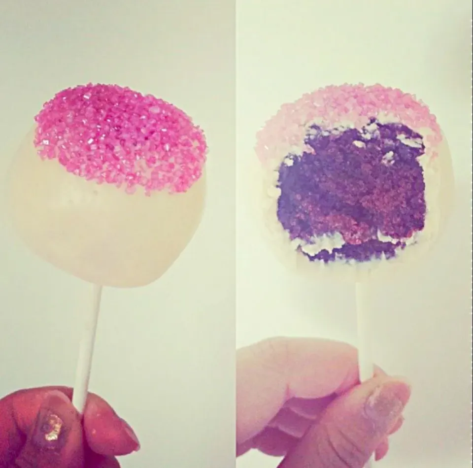 chocolate cakepop cover with white chocolate and pink spinkles #cakepop #jillkitchen #cake #chocolate #whitechocolate #choco #homemade #cakelover #baking|Jill Nyomanさん