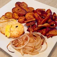 Platanos, cooked onions, eggs, and Cajun chicken.|Morel Leoさん