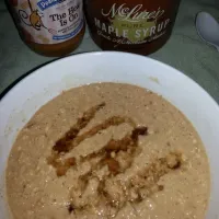 Apple cinnamon oatmeal with spicy peanut butter and maple syrup.