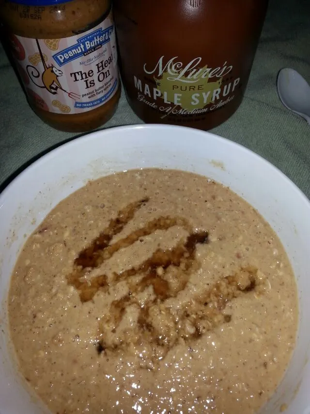 Apple cinnamon oatmeal with spicy peanut butter and maple syrup.|Polly Gelfusoさん