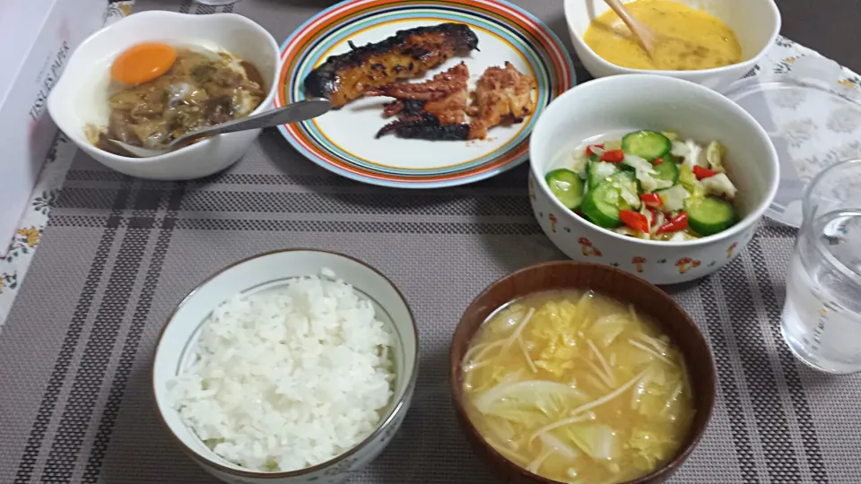 本サワラとイカげその粕漬け焼き、納豆玉子、白菜とえのきのお味噌汁～♪|三宅章人  Akihito Miyakeさん