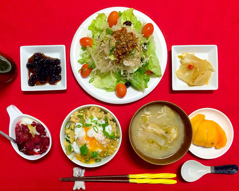 朝ごはんは勝負飯^o^はみちゃん定食❗️W卵の親子丼温泉卵をのせました。たっぷり野菜サラダ大根おろしに三升漬けのっけ。煮豆、ヤーコンの三升漬け、ラズベリーはちみつヨーグルト、大根と揚げの味噌汁、柿^_−☆今日も満腹満足100%（笑）ありがたいことですね(*^_^*)ご馳走様でした^_−☆|はみちゃんさん