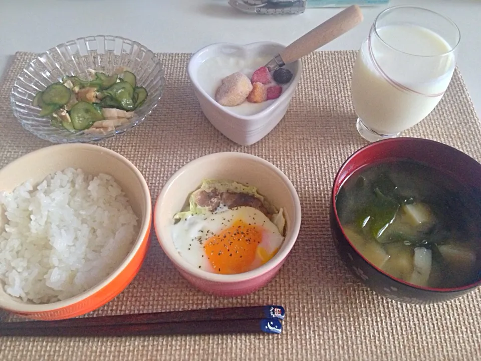 キャベツとベーコンのココット 胡瓜とささみのポン酢和え じゃがいもの味噌汁 ヨーグルト 牛乳|にゃろめさん