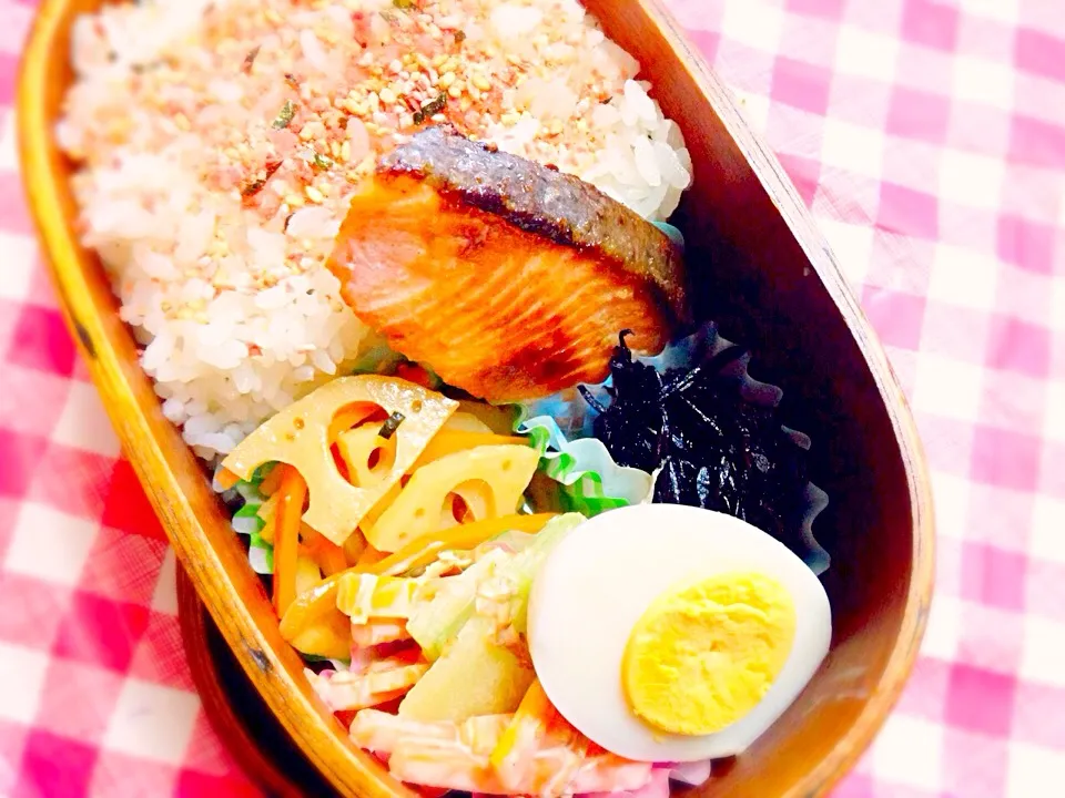 Snapdishの料理写真:お弁当、焼き鮭、ひじき煮、きんぴらレンコン、ブロッコリーサラダ、ゆで卵|ちるのさん