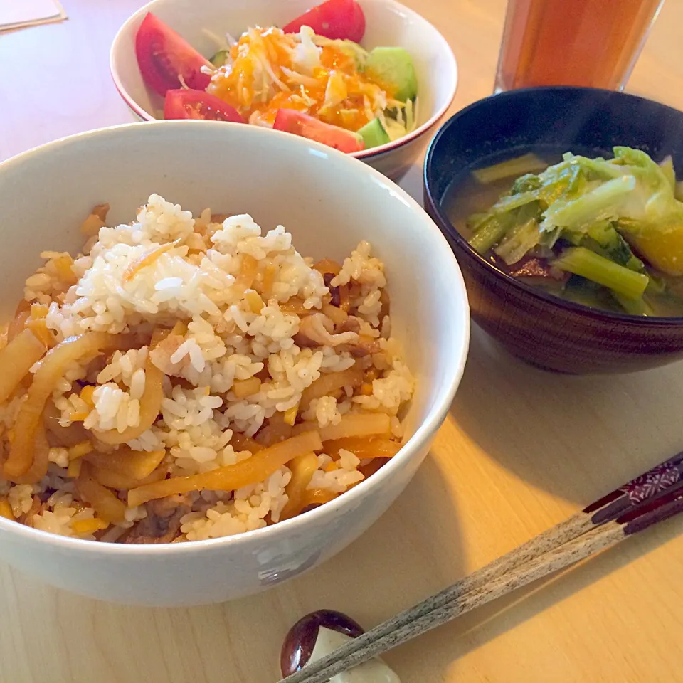 大根ごはん、さつまいも味噌汁、サラダ！|ぴっぱーさん