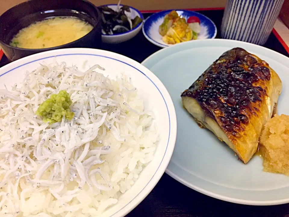 釜揚げしらす丼と焼き鯖の定食|流線形さん