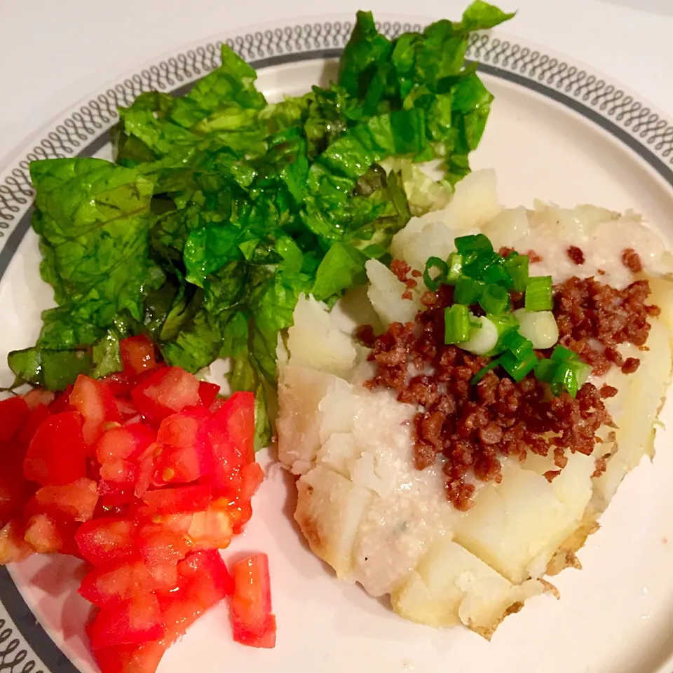 Baked potato with vegan cream sauce and veggie ground beef crumble with side salad|victoria valerioさん