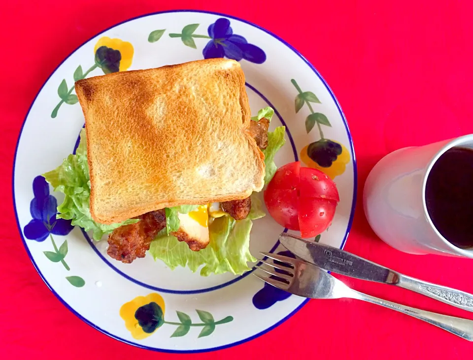 昼ごはんはつなぎ飯^o^ホッとサンド（笑）たっぷりレタス、ザンギ、温泉卵を挟んでかぶりつきました^_−☆|はみちゃんさん