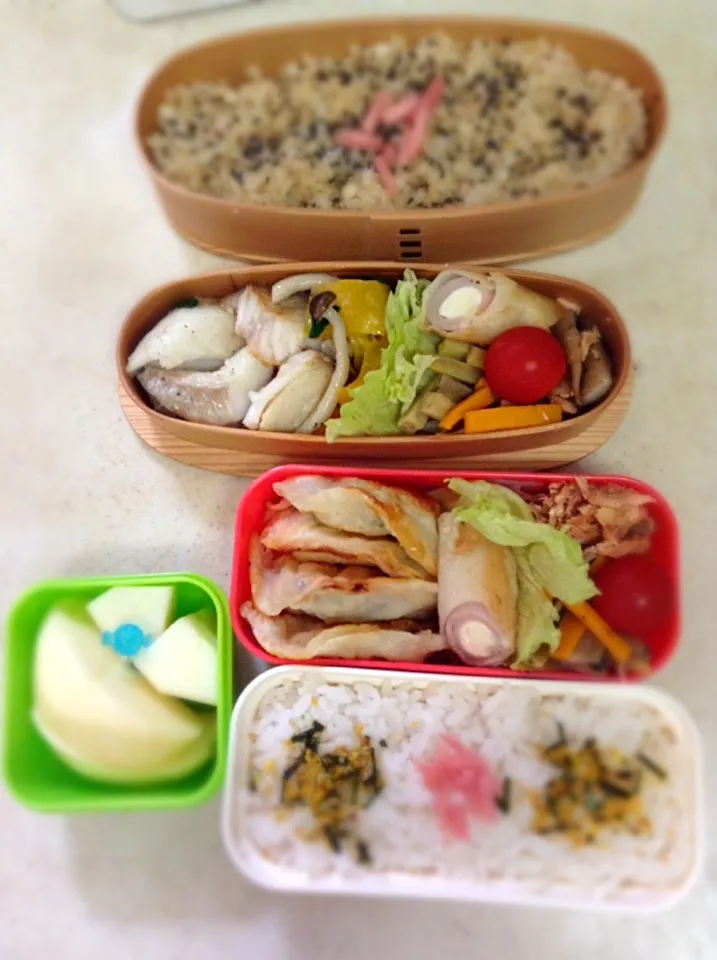 Today’s lunch box. JKは餃子、私はレモン塩鱈。余った餃子の皮でハムチーズ巻、お友達がやってるのをパクりましたw|hoppycowさん