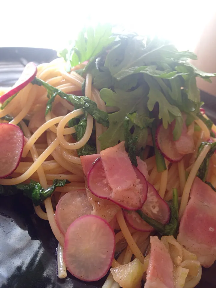 春菊とラディッシュの和風ペペロンチーノ🍝ただいまぎっくり腰静養中😓また禁酒な日々。イライラしないように、春菊いっぱい食べよう😁|アイさん